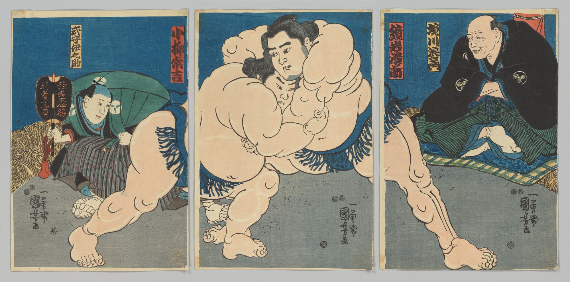 歌川国芳による相撲絵の三枚続。土俵上で組み合う二人の力士と、脇に控える行司・審判役を描いている