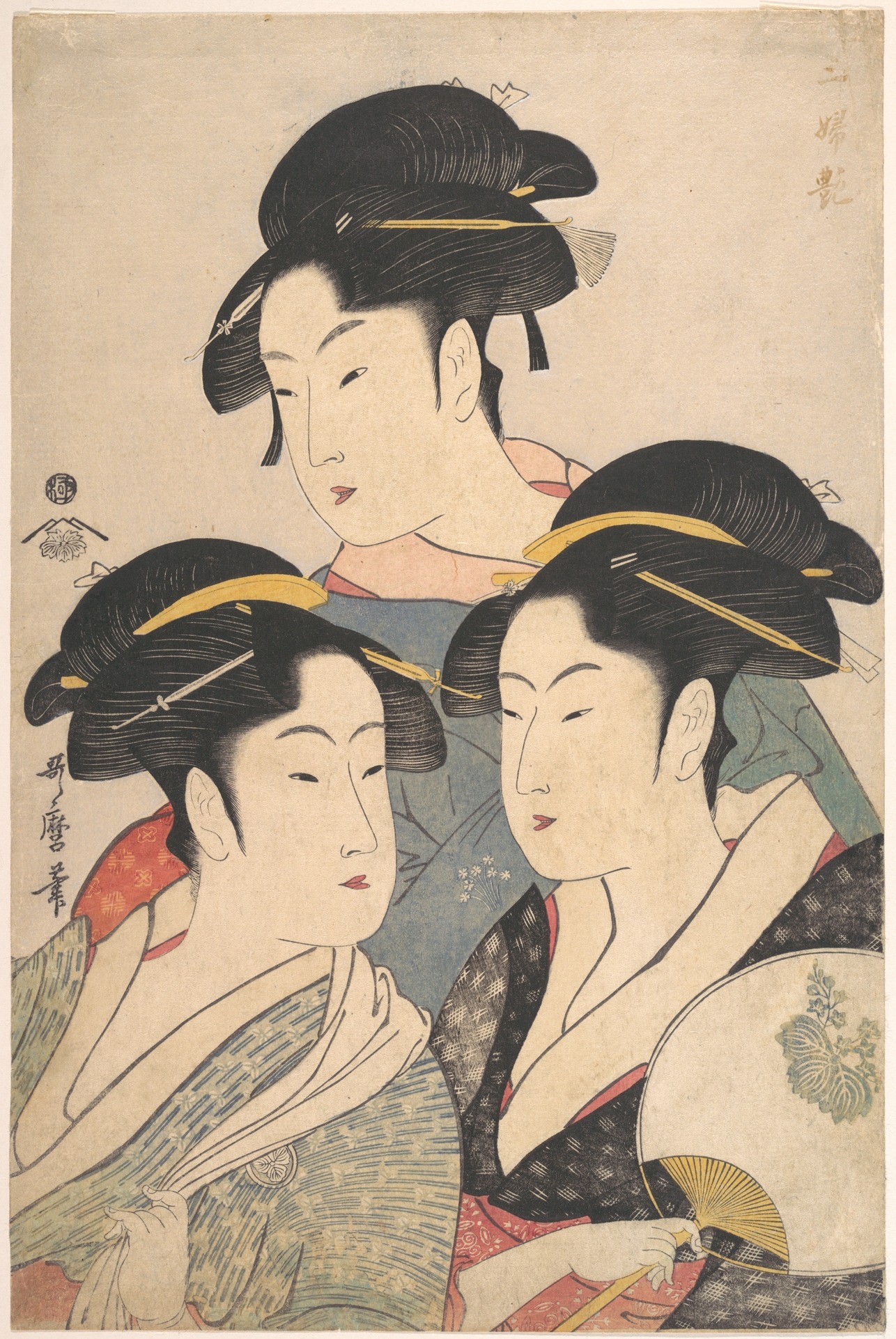 喜多川歌麿「三婦艶」。三人の女性の頭部と肩を大きく描いた大判。奥の一人が上、手前の二人が左右に並ぶ。背景は無地の生成りで、右上に題、左に落款と丸い印