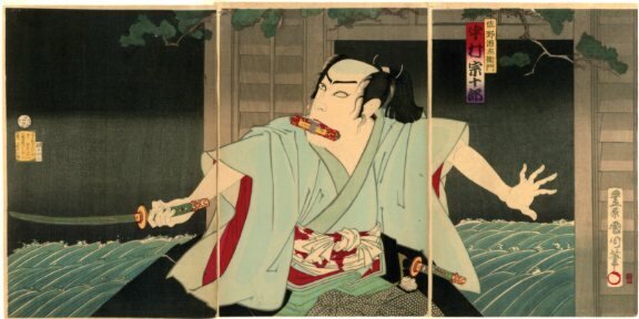 豊原国周が描いた歌舞伎役者絵。刀を口にくわえ片手を大きく広げた見得の姿が、緑がかった着物と朱の帯で大判三枚続に描かれている