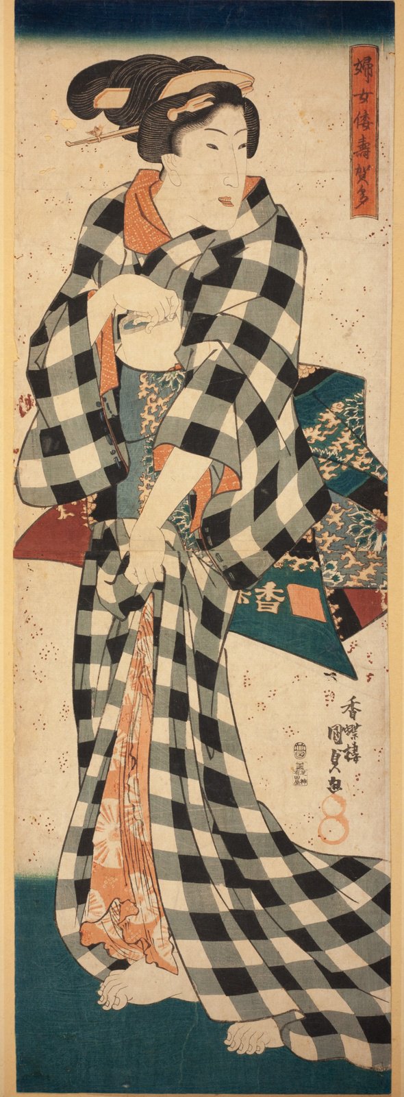 歌川国貞の美人画。市松格子の着物をまとった女性が振り返る姿。着物の柄は白黒灰色の大胆な市松模様で、帯や襦袢に朱と緑があしらわれている