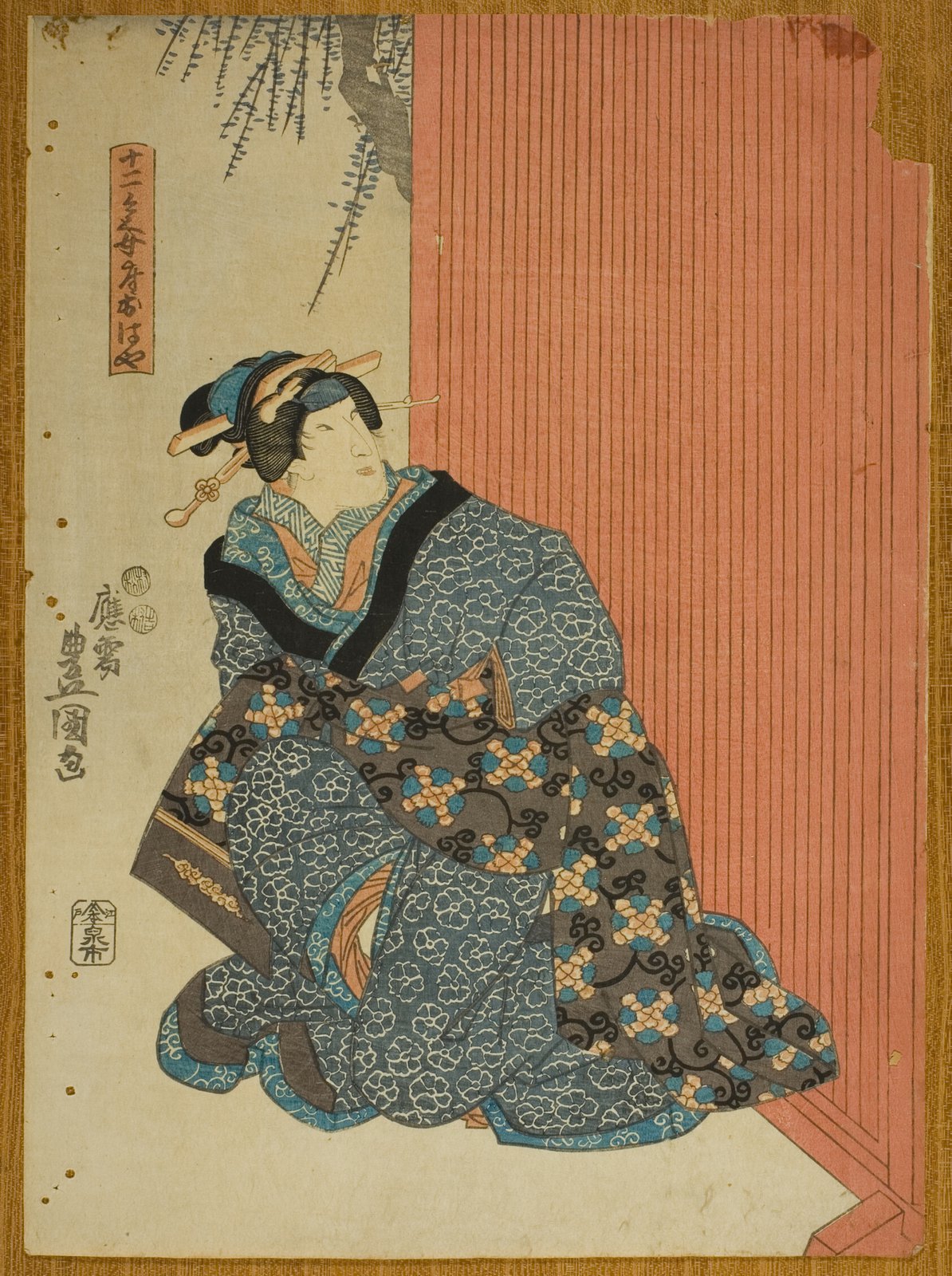 赤い格子縞の障子を背に座る女形の役者絵。青地に白い花文様の着物と、茶と青の唐草模様の帯を重ねた、細やかな柄の着物をまとっている。
