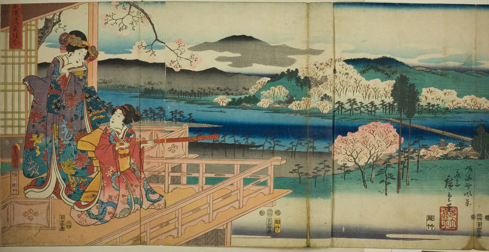 桜の咲く嵯峨野を望む欄干の上、豪奢な着物をまとった二人の女性が遠眼鏡を構える大判三枚続。手前の人物は精緻な模様の打掛をまとい、奥には嵐山と大堰川の景観が広がる。