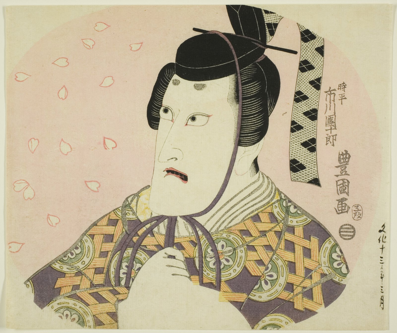 歌川豊国の団扇絵。市川團十郎が藤原時平を演じる半身像。桜吹雪を背景に、整った目鼻立ちで鋭くにらむ表情を描く