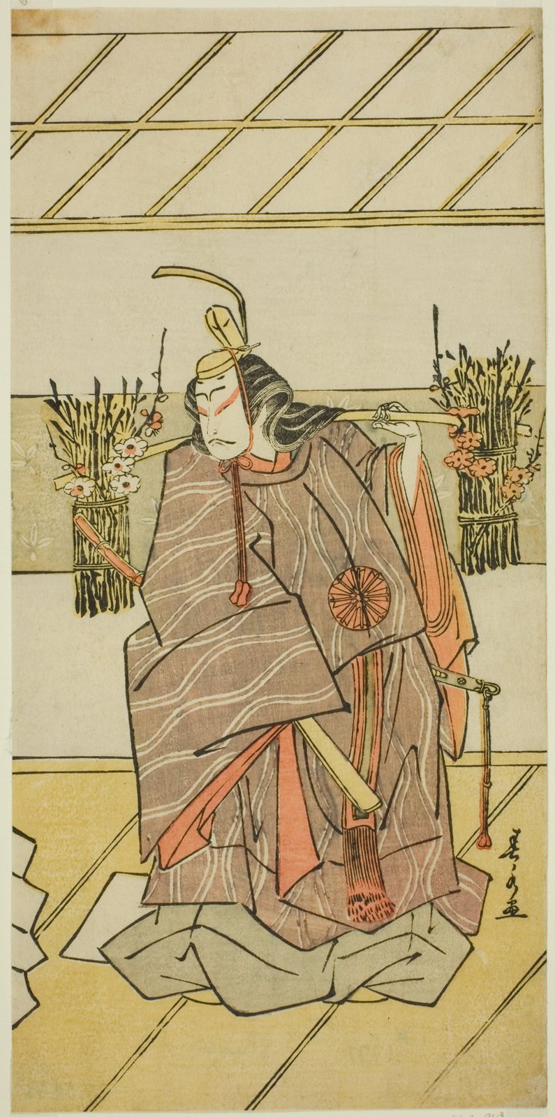 細判の役者絵。黄色い烏帽子を橙の紐で結んだ男が立つ。着物は藤鼠色の狩衣に白い波線、袖に橙の丸紋。顔は白く、目の左右に赤い隈が一本ずつ走る。片手を上げ、腰から太刀が下がる。左右に稲束のような束と白や桃色の花、床は黄色