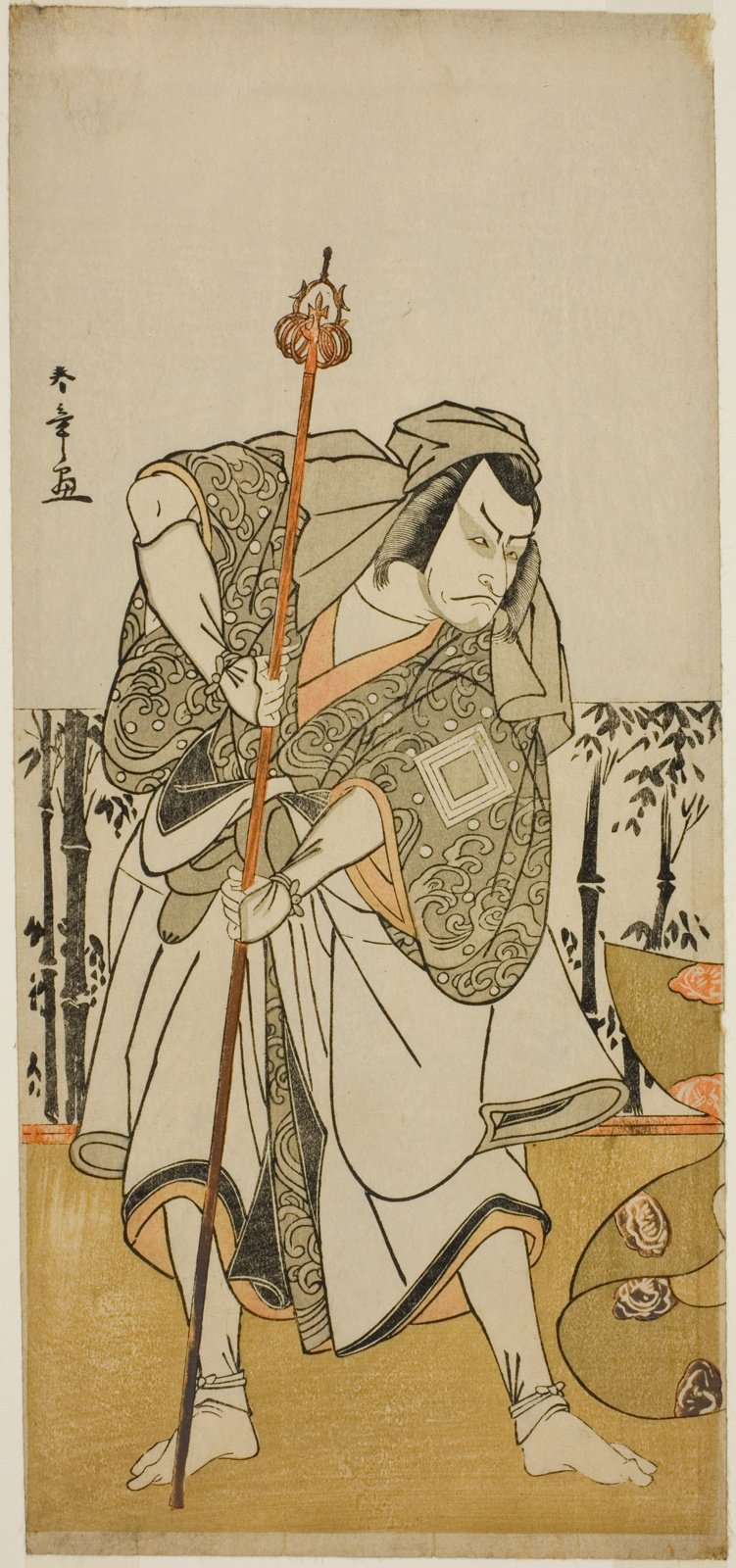 勝川春章が描いた五代目市川團十郎の平将門。灰色の被り物をかぶり、輪を通した錫杖を両手で握って素足で立つ