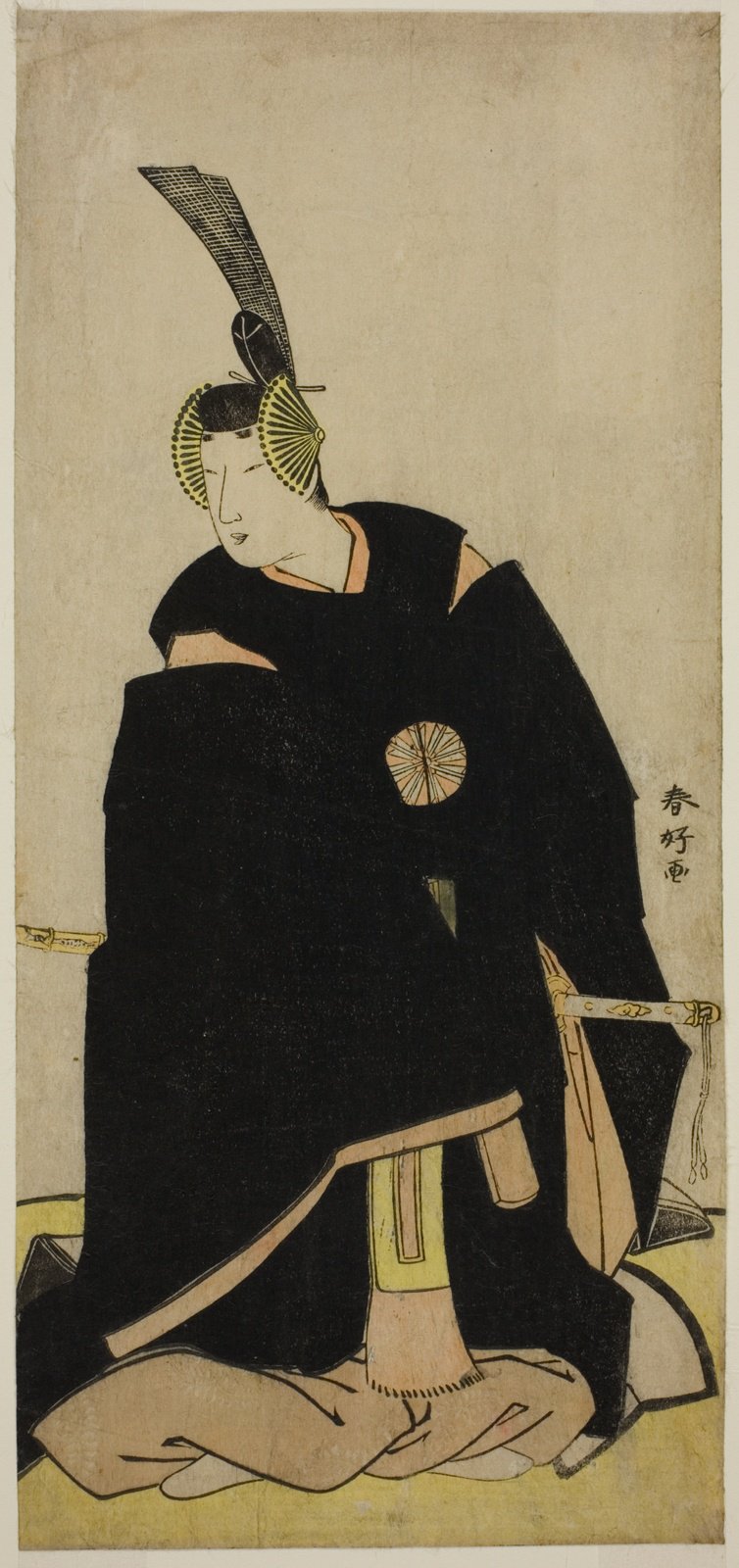 細判の役者絵。真っ黒な袍を着た男が座る。頭には黒い冠、その左右に黄色い扇形の飾りが張り出し、後ろへ細長い黒い纓が高く伸びる。胸に白っぽい丸紋。顔は白く、隈は入っていない。太刀の金具が体の左に、鞘と下げ緒が右にのぞき、裾は桃色の袴が広がる