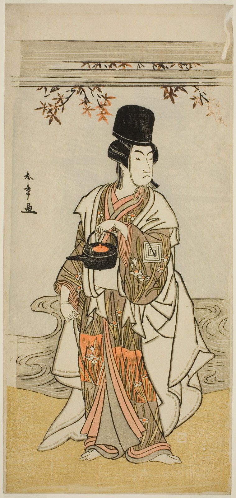 細判の役者絵。黒い高い烏帽子をかぶった男が、口のついた黒い釜を手に提げて立つ。着物は白と灰緑に菖蒲のような草花の模様、橙色の帯が垂れる。背景は流れを表す渦巻きの線と、上部から垂れる紅葉の枝。顔は白く塗られ、隈は入っていない