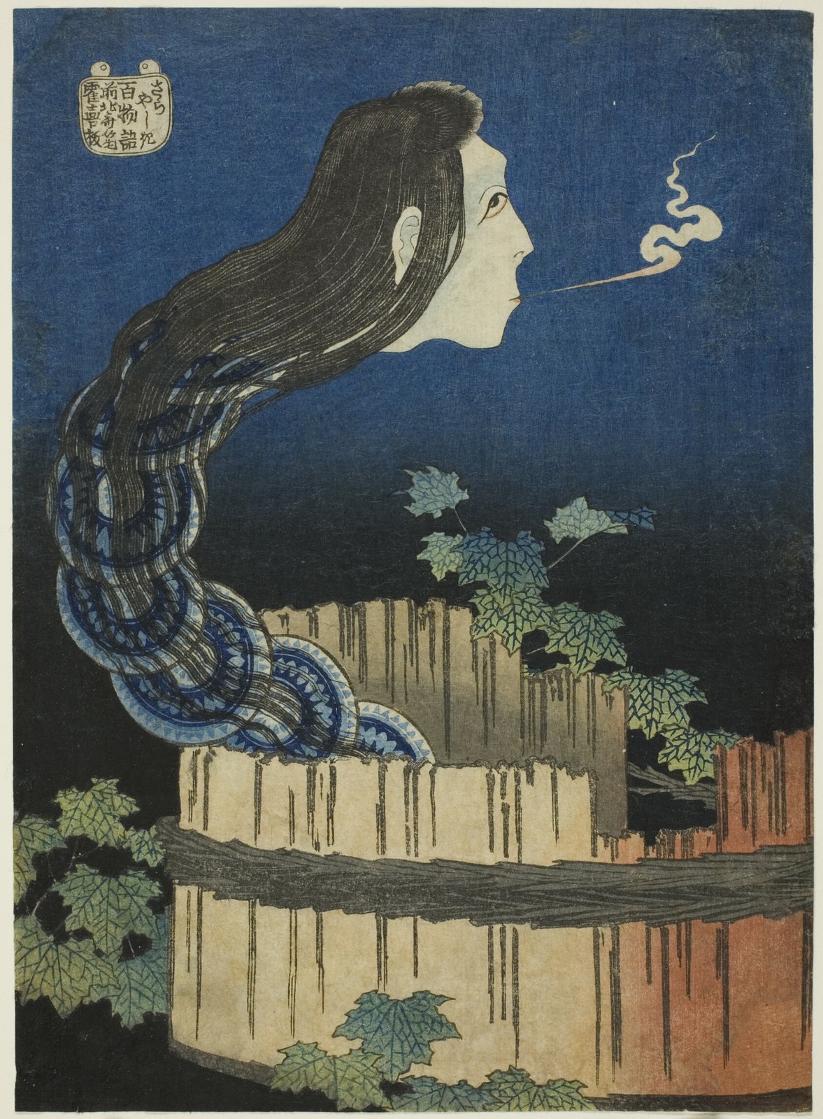葛飾北斎「百物語 さらやしき」。長い黒髪の女の首だけが宙に浮かび、髪が下方に長く伸びて何枚もの皿が連なった蛇のような形に変わっている。口から白い煙のようなものが立ちのぼる