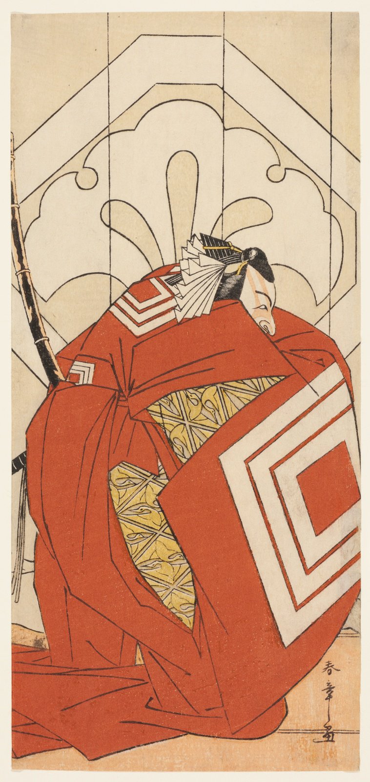 細判の役者絵。柿色の大きな素襖を着た男が身を低くして構える。右袖に白い入れ子の四角の紋が画面いっぱいに大きく染め抜かれ、肩と左袖にも同じ紋が入る。頭の横に白い折り紙の飾り、頬に淡い紅の筋。画面左上に黒い大太刀が斜めに立てかかり、背景は反り返った破風の輪郭線