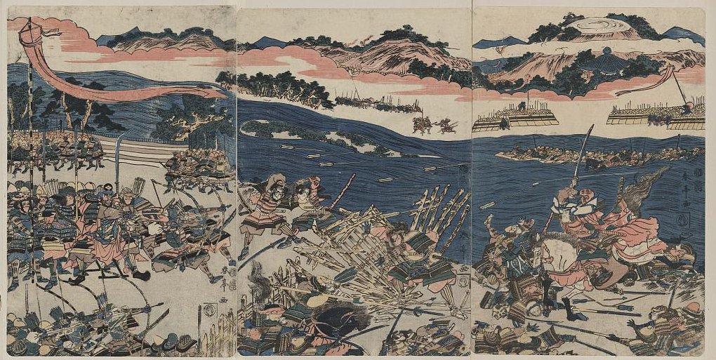 勝川春亭の大判三枚続。画面中央を青い川が横切り、左岸に弓を構えた兵の列、手前に槍と矢が交錯する乱戦、右に馬上の武将。空にはピンクの雲の帯、奥に舟をつないだ橋と行軍の列