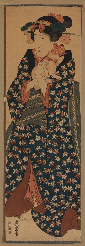 渓斎英泉「猫を抱く娘」。花模様の着物を着た娘が、肩口に抱き寄せた白い子猫を見つめている柱絵