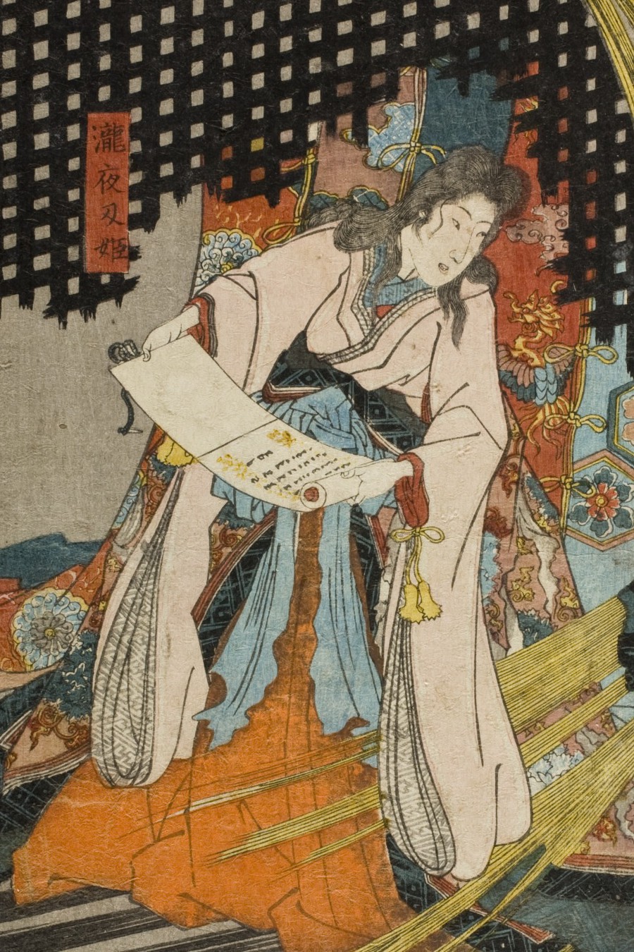 「相馬の古内裏」右の一枚から、滝夜叉姫の部分。白い打掛をはおった女が、両手で巻物を開いて読んでいる。髪は解いて背に垂らし、口をわずかに開いて、目は巻物のほうへ向いている。背景は黒い格子と赤い錦の垂れ幕