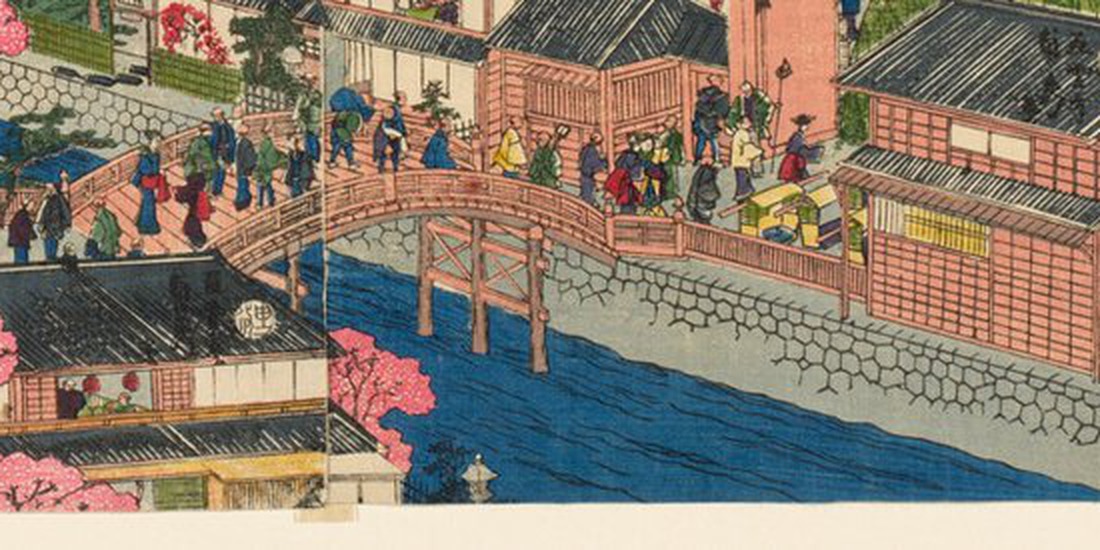 前図の橋の部分を拡大したところ。朱塗りの反り橋を数十人が渡っており、一人ずつ着物の色と持ち物が描き分けられている。荷を担ぐ者、笠をかぶる者、赤い着物の女。橋の下は青い水路で、岸は六角形の石積み
