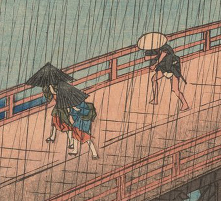 左の一枚の橋の上の拡大。前の一人は濃い緑の上着に紅がかった裾、後ろの一人は藍色の羽織。奥を歩く人物の笠は白に近い生成り。橋板は桃色がかっている