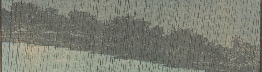 左の一枚の対岸部分の拡大。木々の一本一本の輪郭が濃く出ていて、森がひとつながりの黒い帯として見える