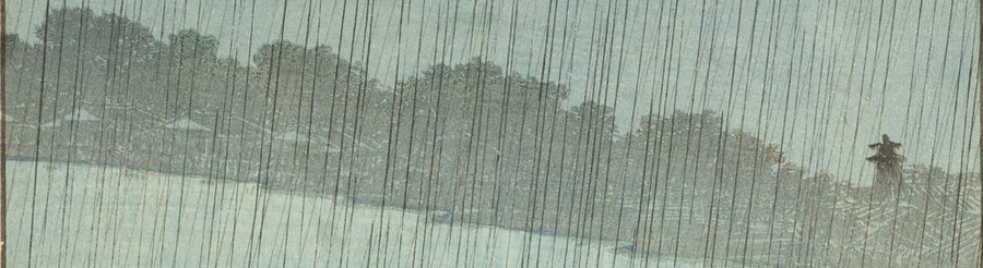 右の一枚の同じ対岸部分の拡大。同じ位置の森が淡く、雨に霞んだように柔らかく見える