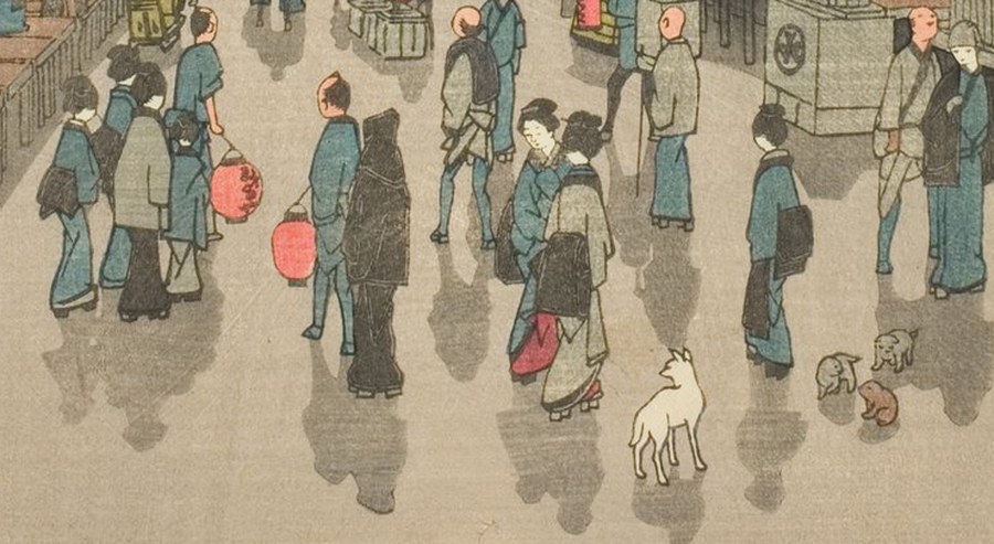 右の一枚の同じ範囲の拡大。路面の色が濃く、右下へ伸びる人影の輪郭がはっきり判別できる