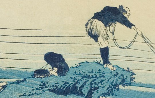 藍摺の一枚の人物部分。立つ漁師の胴着も脚絆も濃い藍、腰の蓑は紙の色、うずくまる子どもの上半身も藍